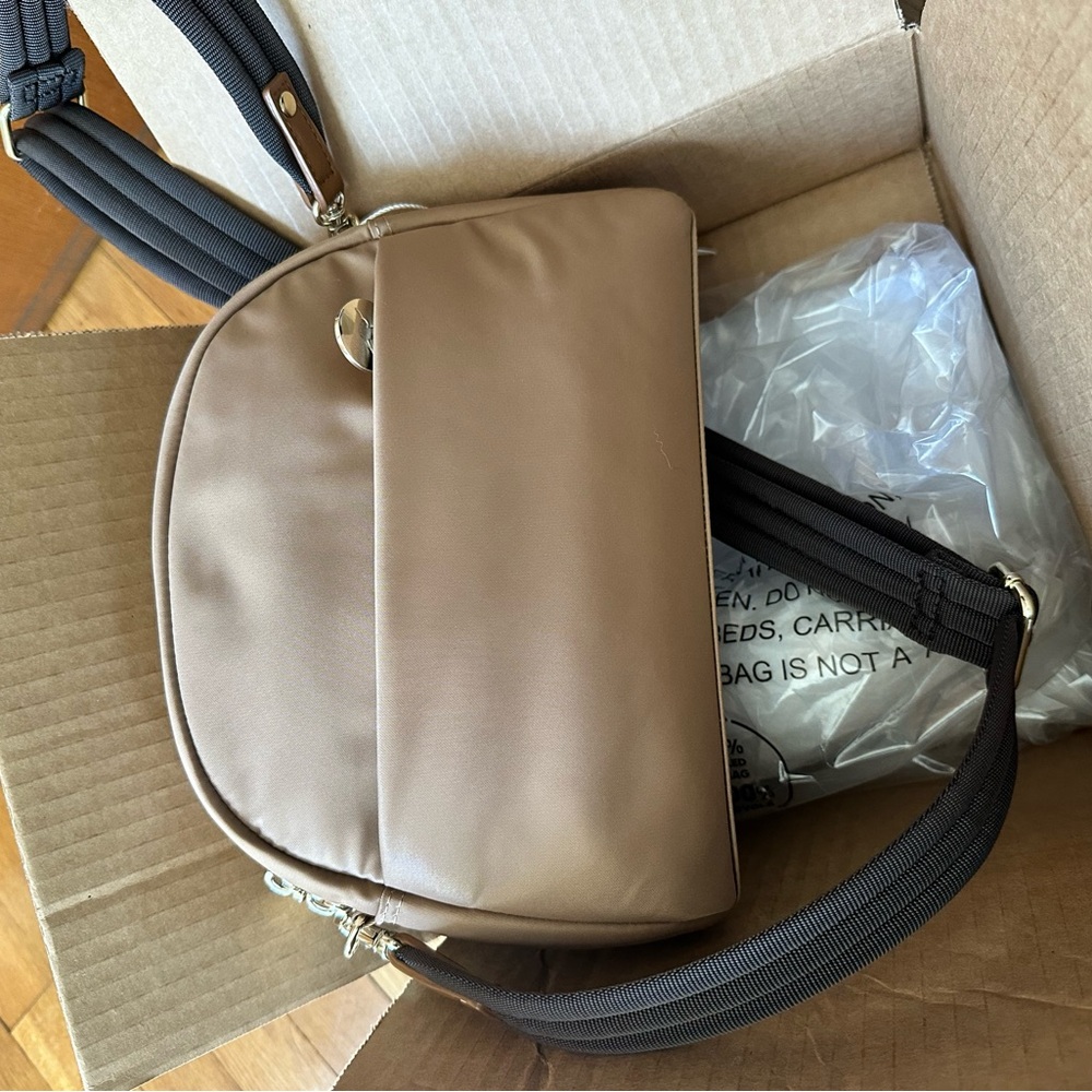 Nouvelle by Lo and Sons NWT - Picture 7 of 14